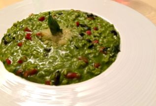 Spinach risotto with olives and red peppers